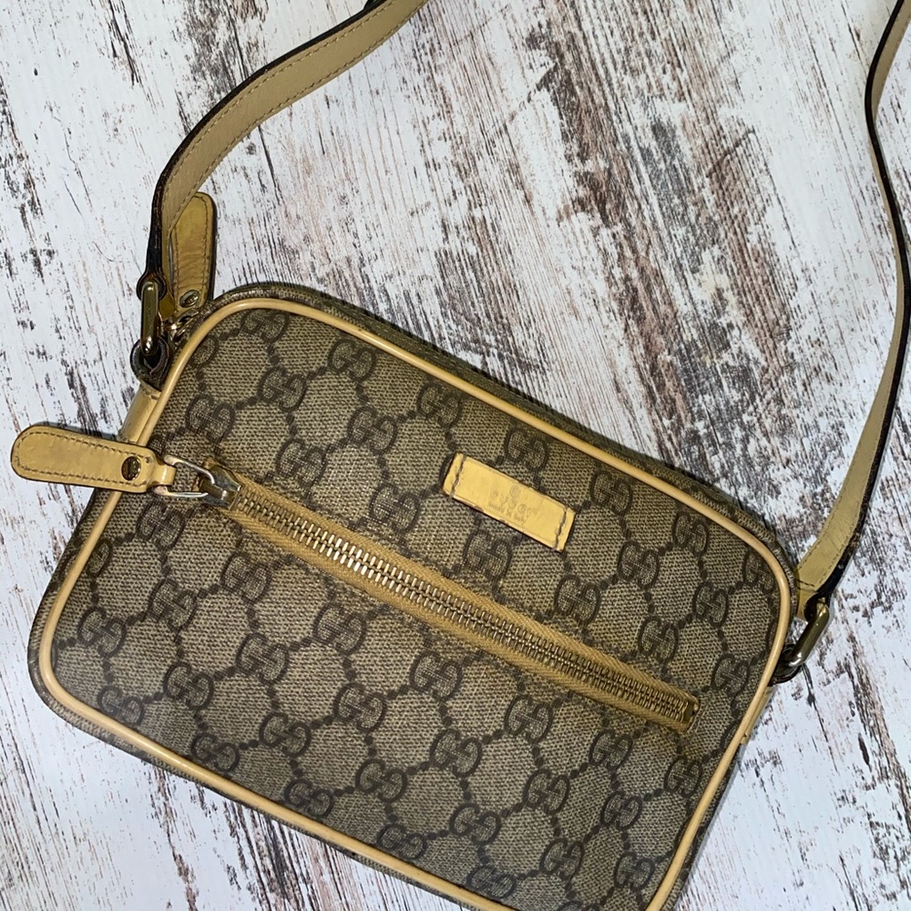 SOLD!!!! Gucci GG Supreme Canvas Crossbody